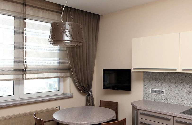Bucătărie modernă cu cortină în cascadă roman