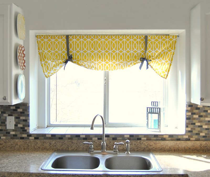 Fereastră de bucătărie cu cortină galbenă fără cadru