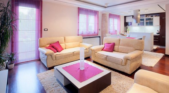 Rideaux roses romains, oreillers, nappes dans la cuisine-salon
