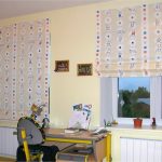 Windows dans la crèche avec des rideaux romains classiques