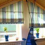 Décoration de fenêtre personnalisée avec des nuances romaines