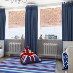 Tapis à rayures sur le sol de la chambre des enfants