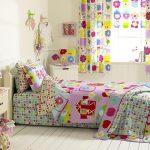 Textiles colorés à l'intérieur de la chambre des enfants