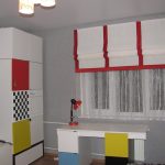 Rideaux rouges et blancs sur la fenêtre de la chambre d'enfant