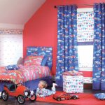 Murs roses dans la chambre des enfants