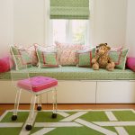 Oreillers décoratifs sur le canapé dans la chambre d'enfant