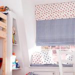 Double rideau de style romain sur la fenêtre de la chambre d'enfant