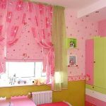 Rideaux roses dans la chambre de la petite fille