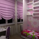Rideaux violets sur la fenêtre de la chambre des enfants