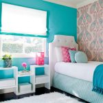 Mur turquoise avec une fenêtre dans la chambre des enfants