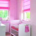 Petit lit pour un nouveau-né dans une chambre à deux fenêtres