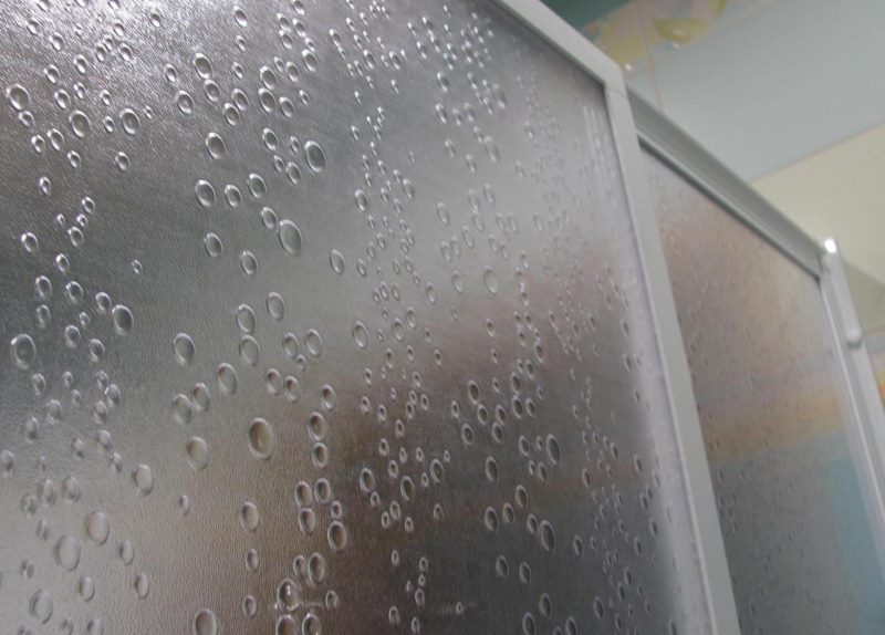 Dessin sous forme de gouttes d'eau sur un obturateur en styrène
