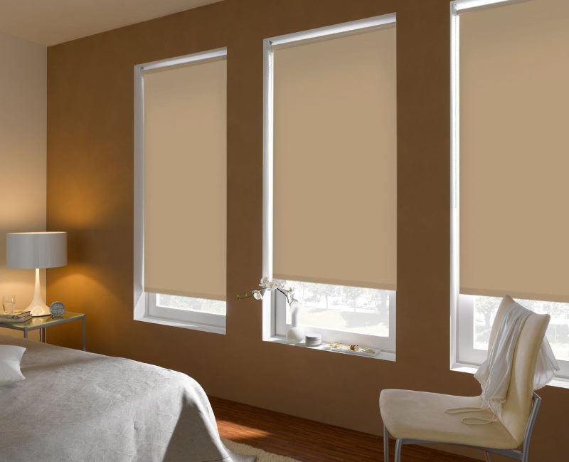 Blinds άλφα στα παράθυρα ενός σύγχρονου υπνοδωματίου