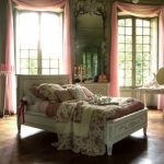 Rideaux roses en tissus fins pour la chambre ajourée