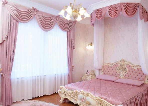 Rideaux roses à l'intérieur