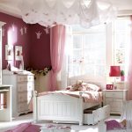 Rideaux roses dans la chambre de la princesse