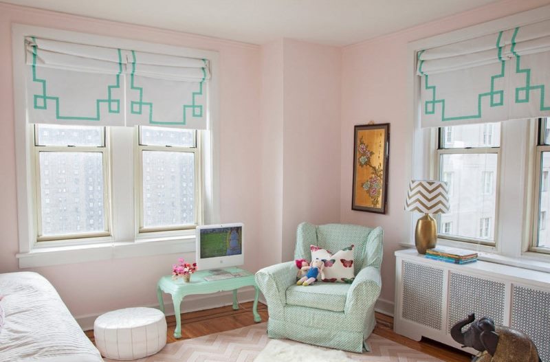 Fenêtres des chambres d'enfants avec stores romains de couleur claire