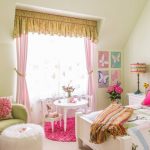 Rose en combinaison avec le jaune - une excellente solution pour les rideaux
