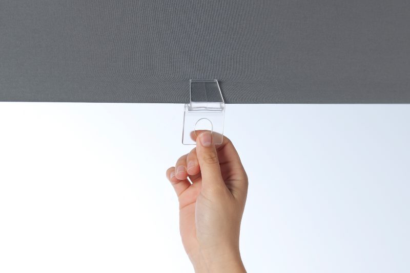 Le bouton de commande sur le rideau noir Tupplyur