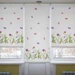 Petits papillons sur un store à rouleau blanc