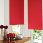 Rideaux ouverts avec toiles rouges