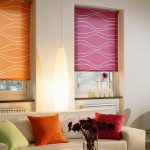 Stores multicolores aux fenêtres du salon
