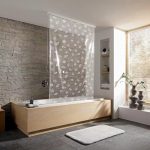 Stores en polyéthylène dans la salle de bain