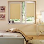 Rideaux cassette avec du linge beige dans la chambre