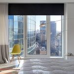 Rideau noir dans la salle blanche