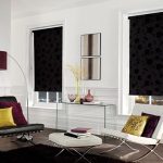 Stores dans le salon de style minimalisme.