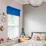 Rideaux bleus sur la fenêtre de la chambre des enfants pour un garçon