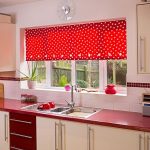 Rideau rouge sur la fenêtre de la cuisine