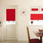Stores en rouge dans la cuisine blanche