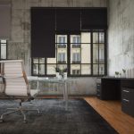 Salle intérieure avec murs en béton de style industriel.