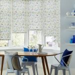 Groupe à manger avec une table ronde