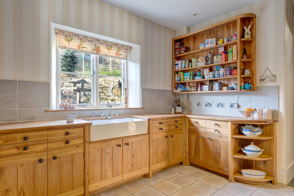 Intérieur de cuisine de style campagnard avec stores