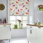 Papillons hétéroclites sur des stores en toile