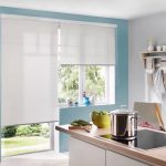 Volets translucides sur la fenêtre de la cuisine