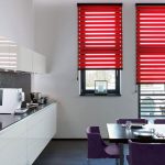 Rideaux rouges jour nuit dans la cuisine avec balcon