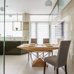 Cuisine lumineuse avec des rideaux à motifs zébrés