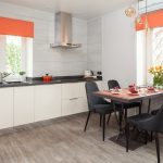 Rideaux orange sur les fenêtres de la cuisine