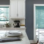 Rideaux transparents dans la cuisine d'une maison de campagne