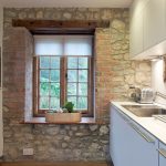 Mur de pierre à l'intérieur de la cuisine