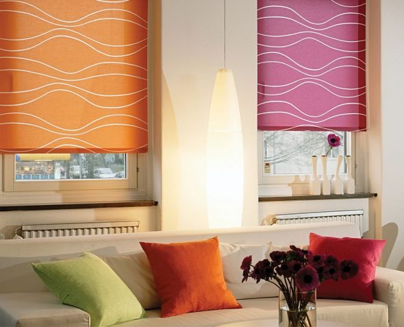Rideaux rose et orange roulés