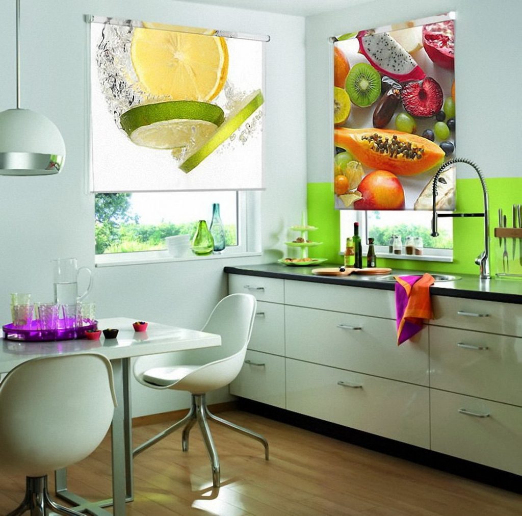 Rideaux enroulés avec impression de fruits