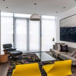 Rideaux blancs légers sur la fenêtre panoramique du salon