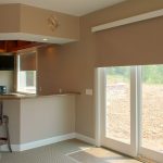Rouleau beige foncé assorti aux murs de la cuisine