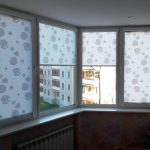 Volets fermés aux fenêtres du balcon