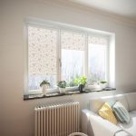 Plantes d'intérieur sur un rebord de fenêtre en plastique