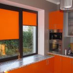 Rideaux orange sur la fenêtre de la cuisine